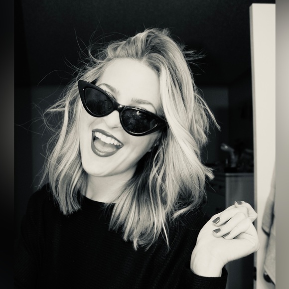 Hi I’m Hallie! Currently purging my closet from 10 years ago! - Picture 1 of 4